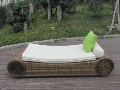 3025 PE rattan lounger