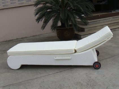3033 PE rattan lounger