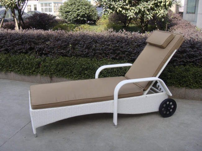 3084 PE rattan lounger
