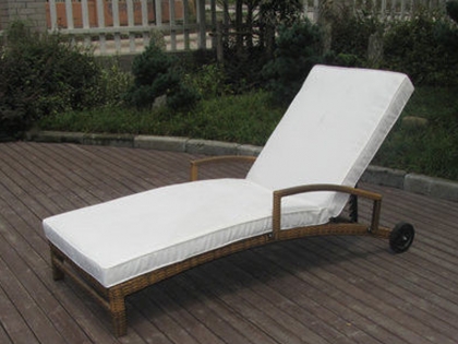 3053 PE rattan lounger