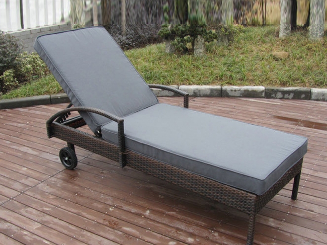 3035 PE rattan lounger