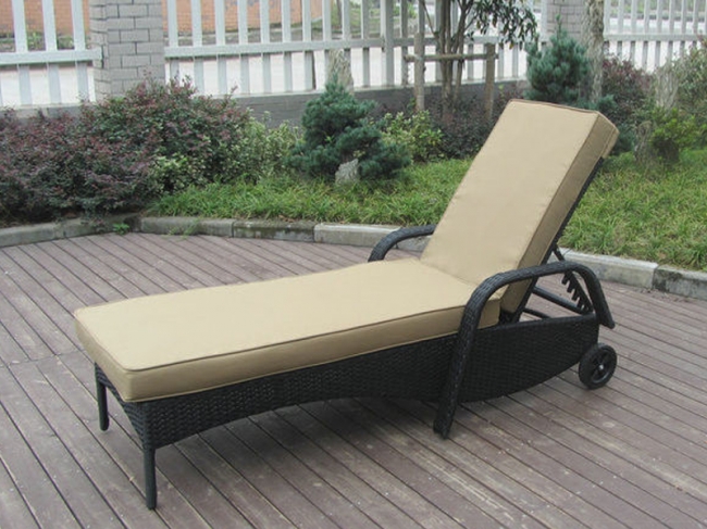 3031 PE rattan lounger