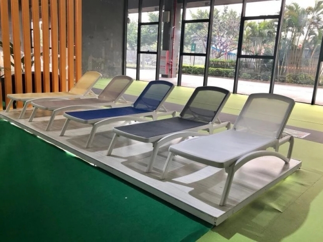 3105 plastic lounger