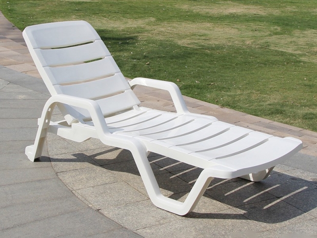 3132 plastic lounger